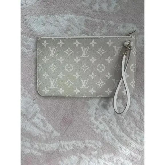 Louis Vuitton Neverfull Limited Edition Sunset Khaki MM Wristlet - Picture 1 of 7